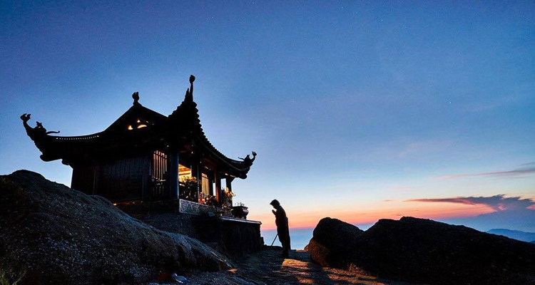 Pagode au sommet de la montagne Yen Tu